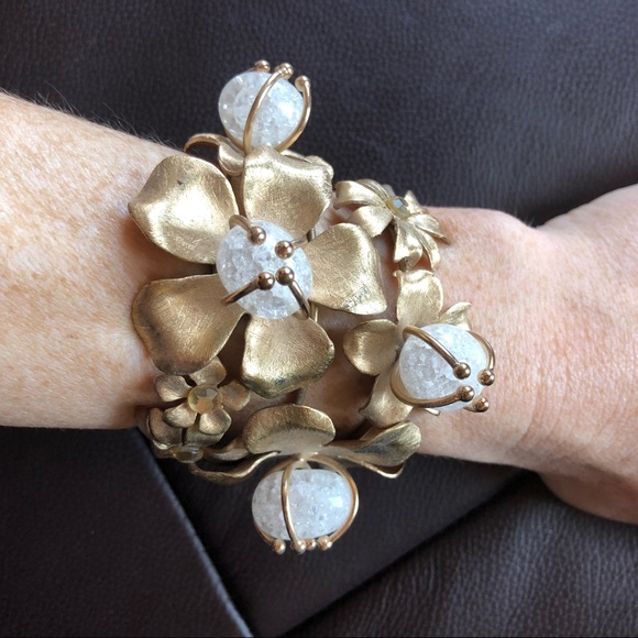 Jewelry - Gold flower 🌸 cuff